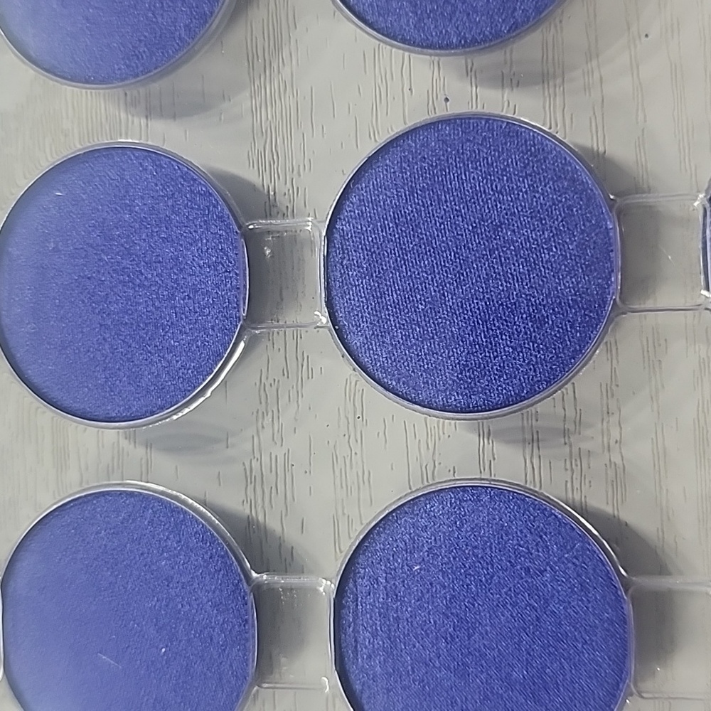 29 individual shimmer eyeshadows